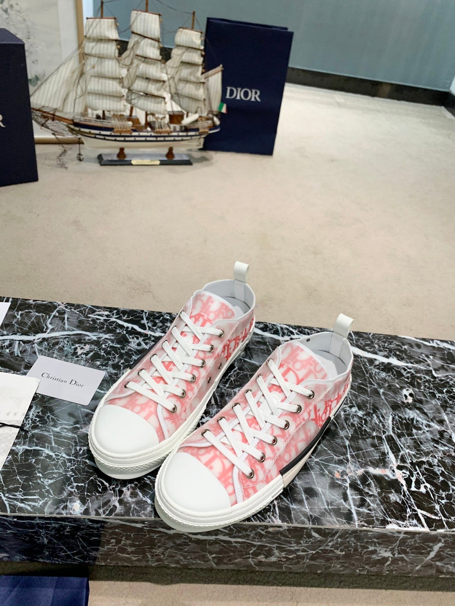 B23 Sneaker