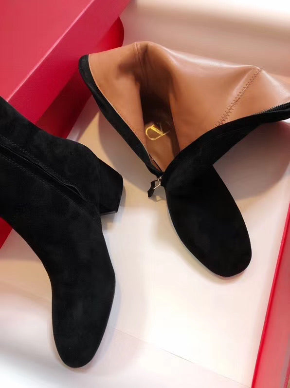 V Logo Boots