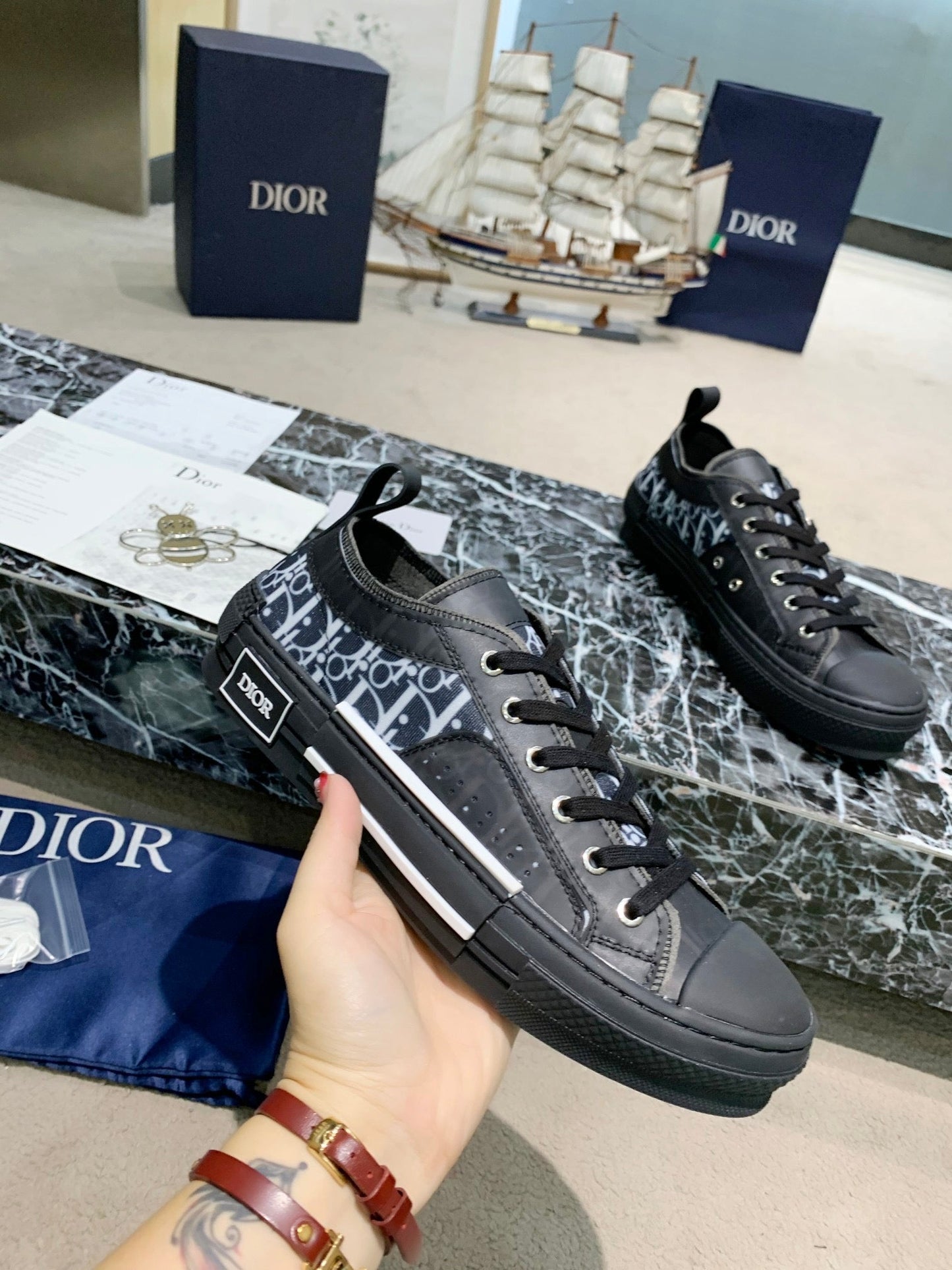 B23 Sneaker