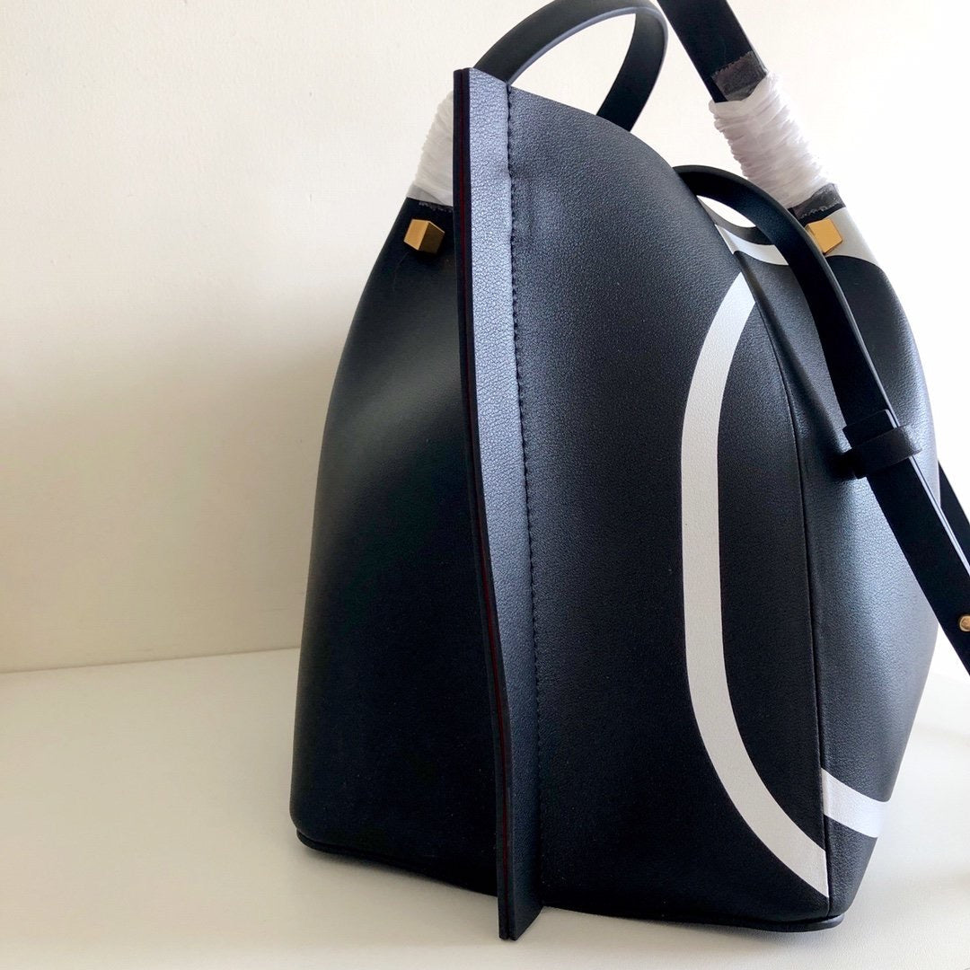 V Logo Escape Shopper