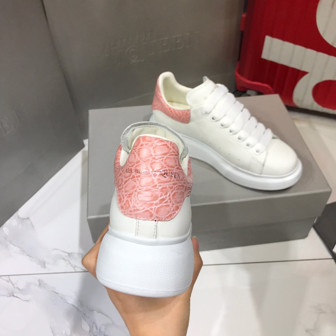 Oversized Sneaker Embossed