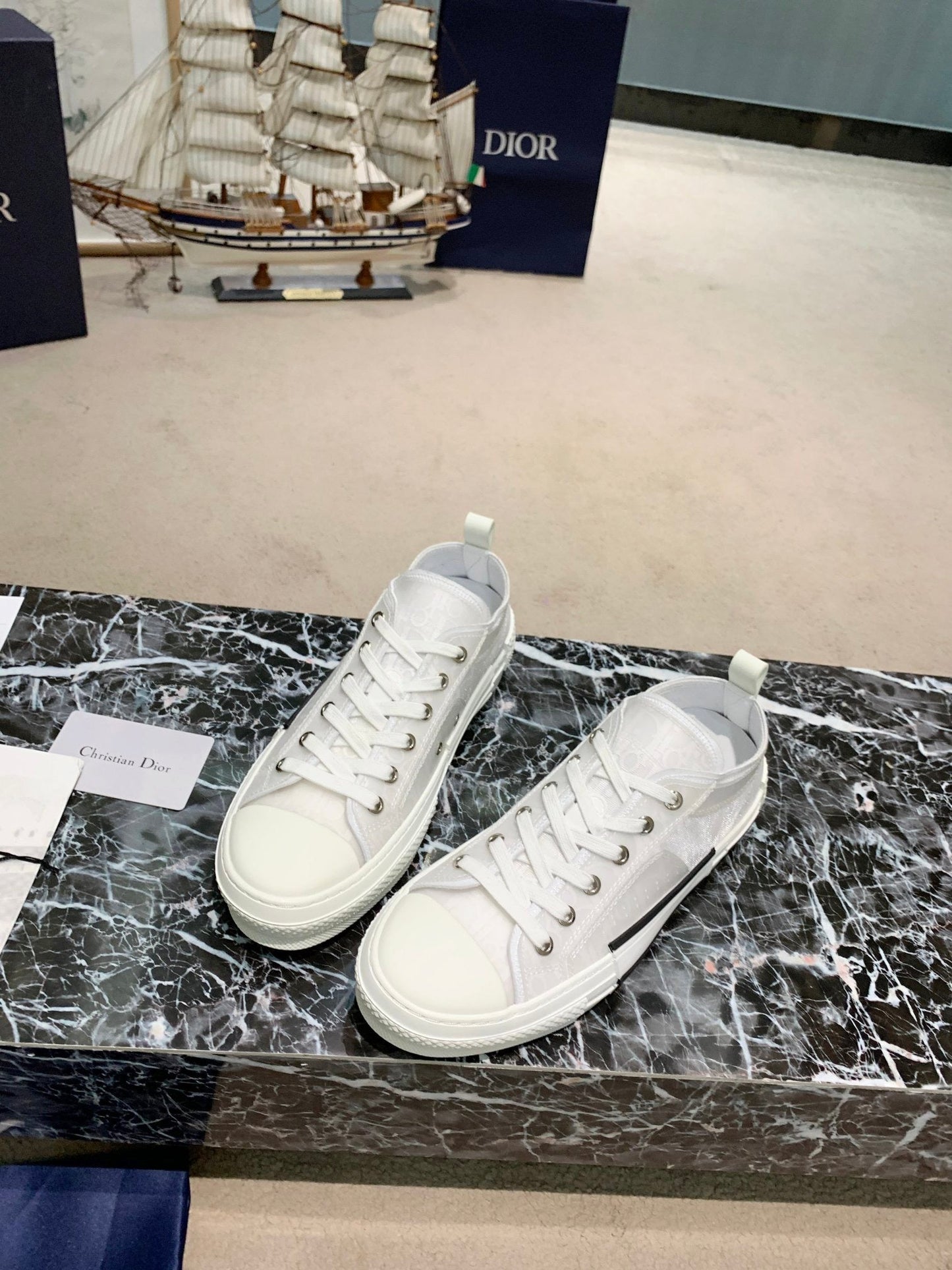 B23 Sneaker