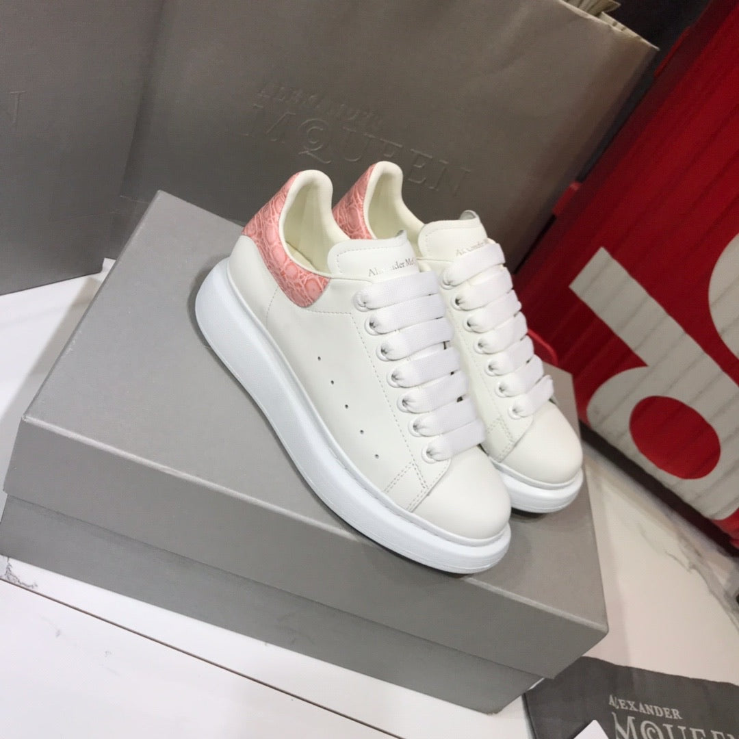 Oversized Sneaker Embossed