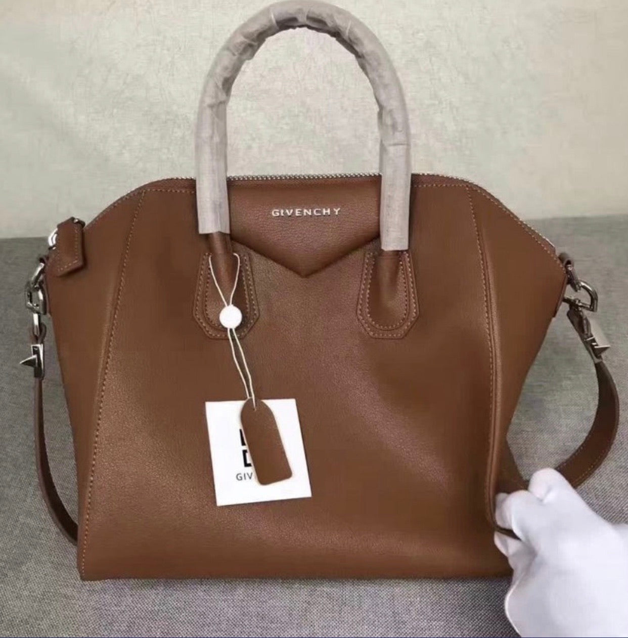 Antigona Grained Leather