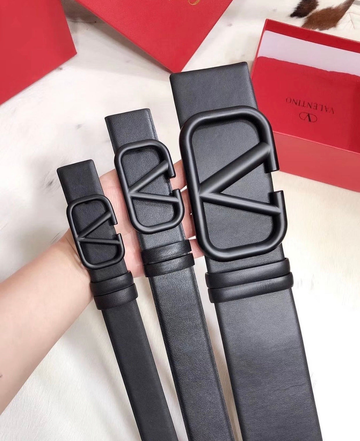 V Logo Matte