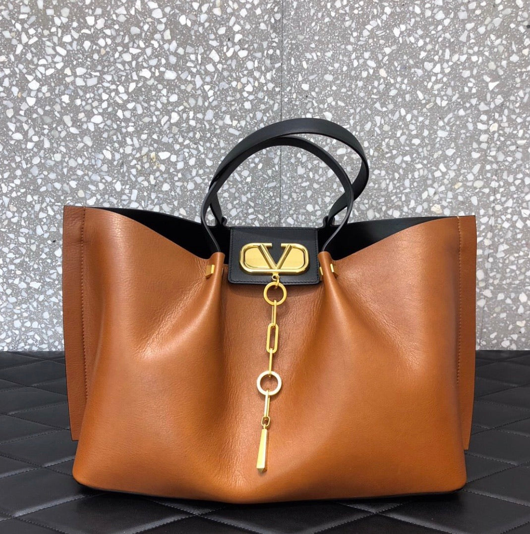 V Logo Escape Shopper