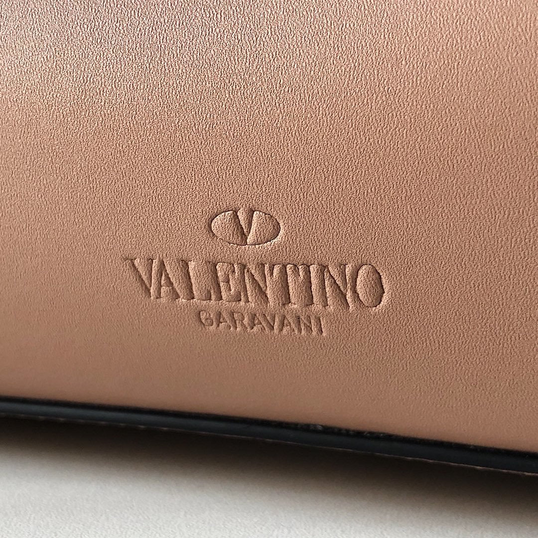 V Logo Escape Shopper