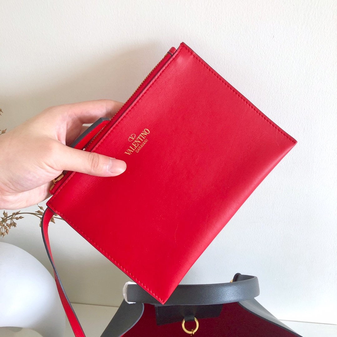 V Logo Escape Shopper