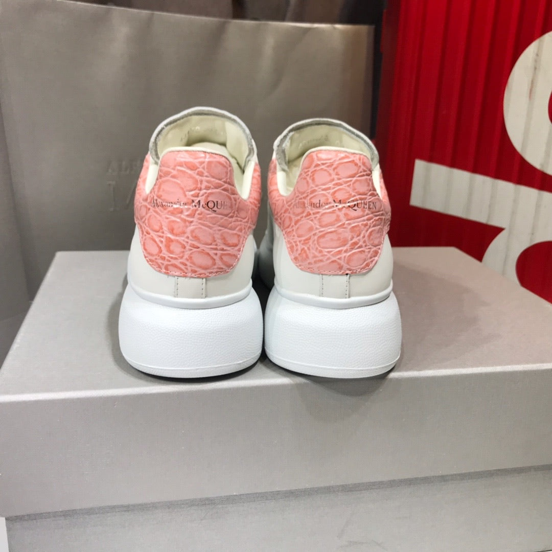 Oversized Sneaker Embossed