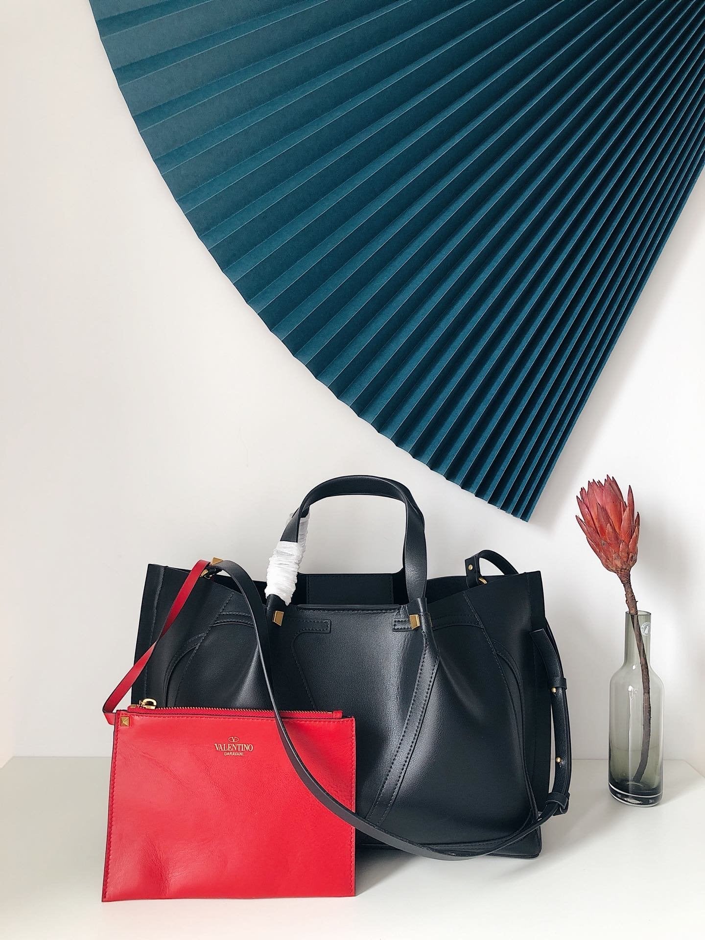 V Logo Escape Shopper