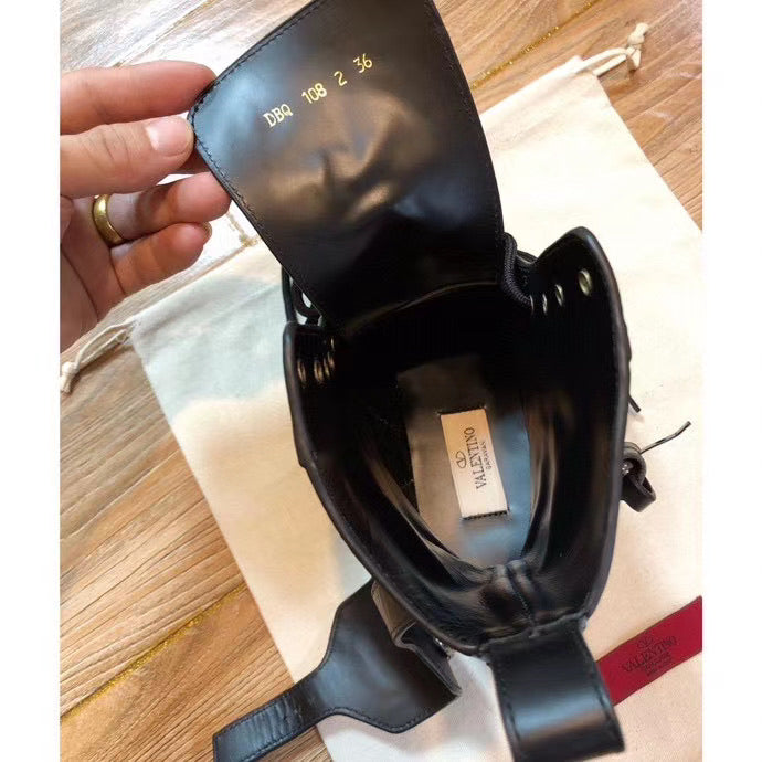 V Logo Boots