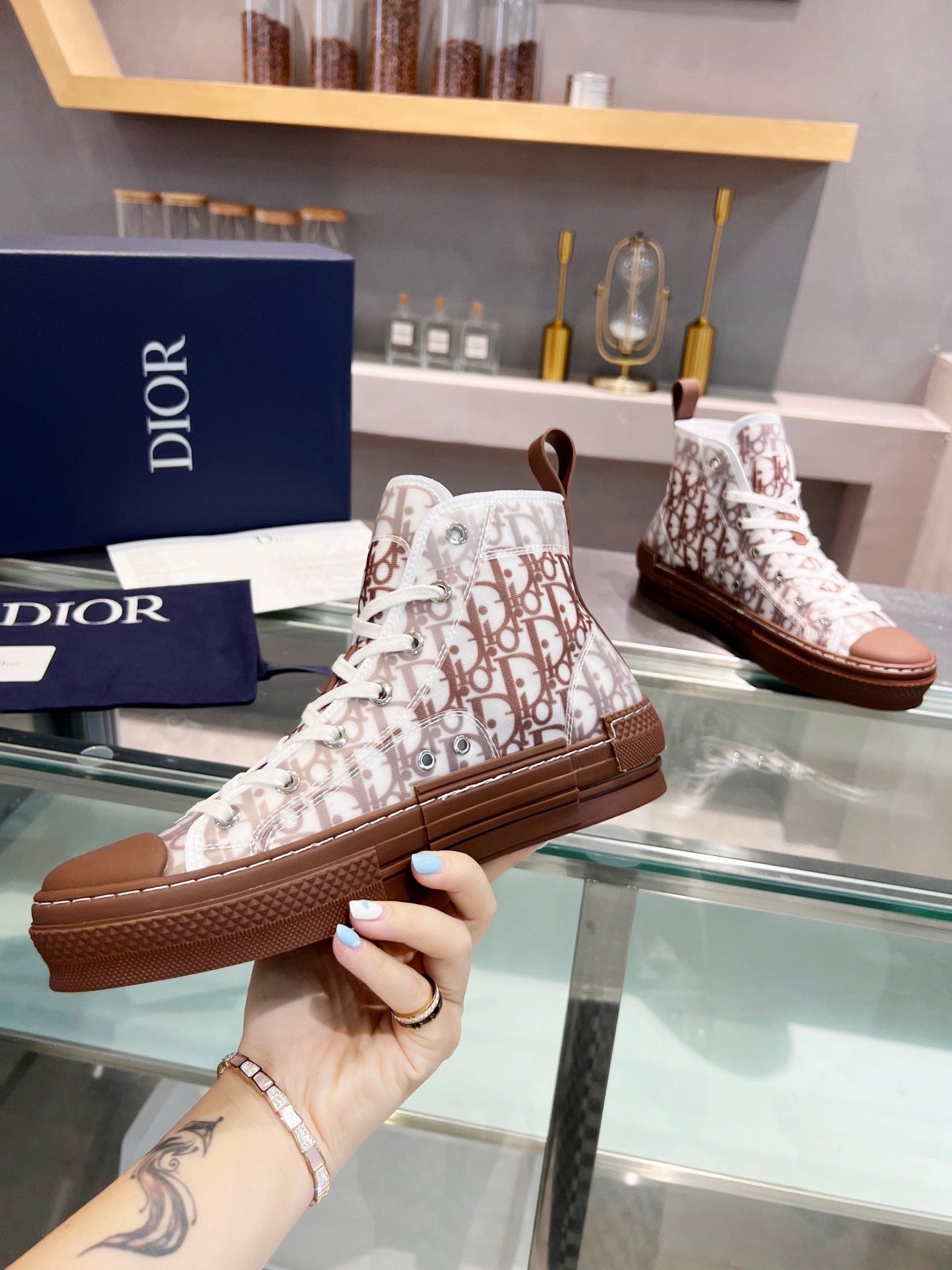 B23 Sneaker