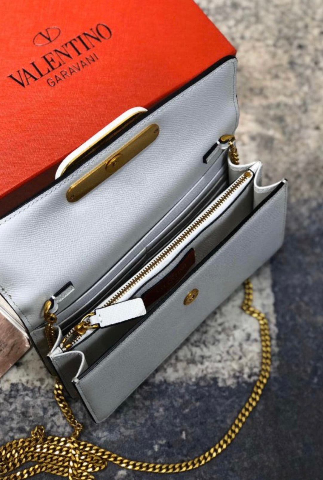 V Logo Clutch
