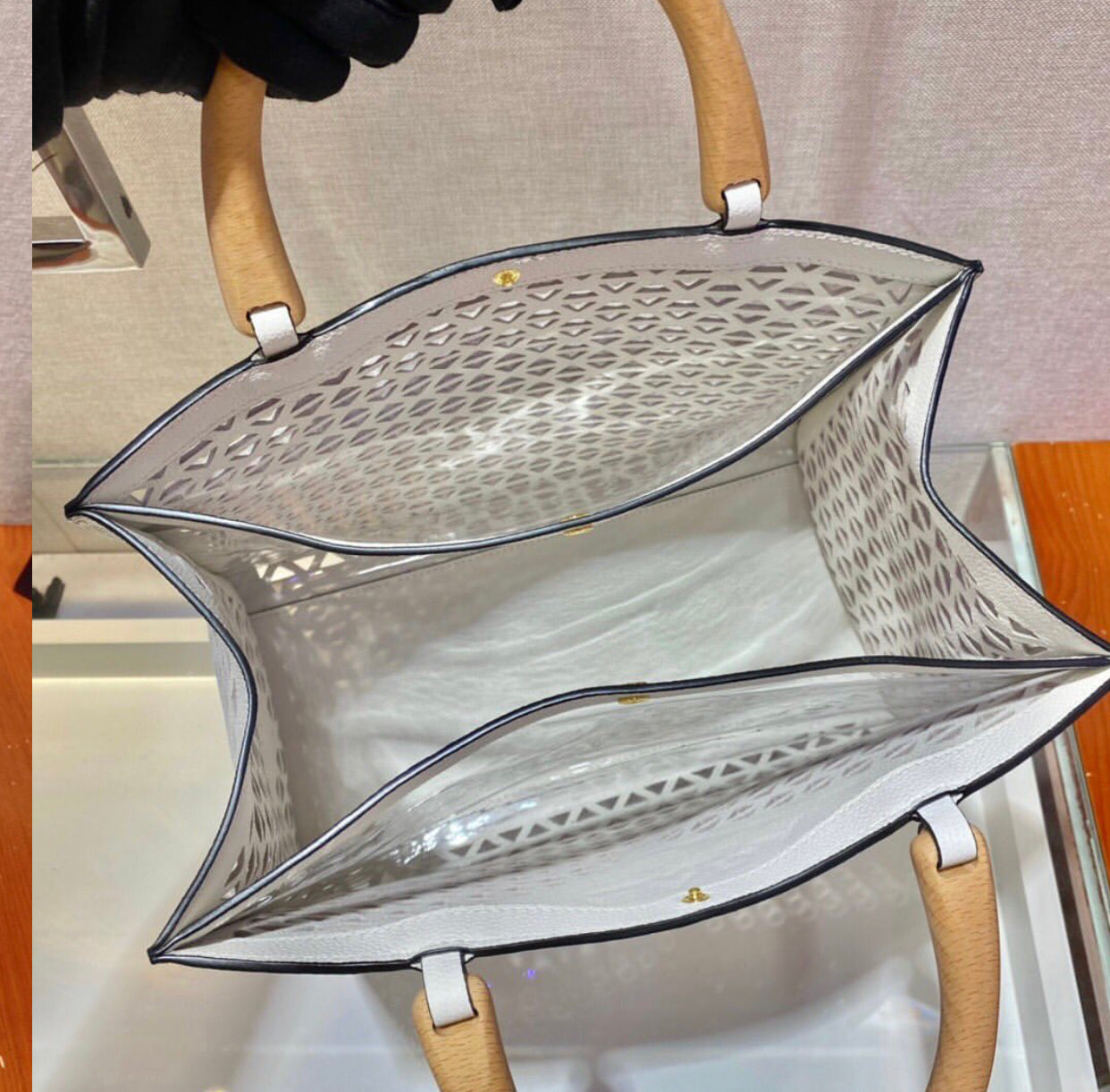Cut Out Shopper