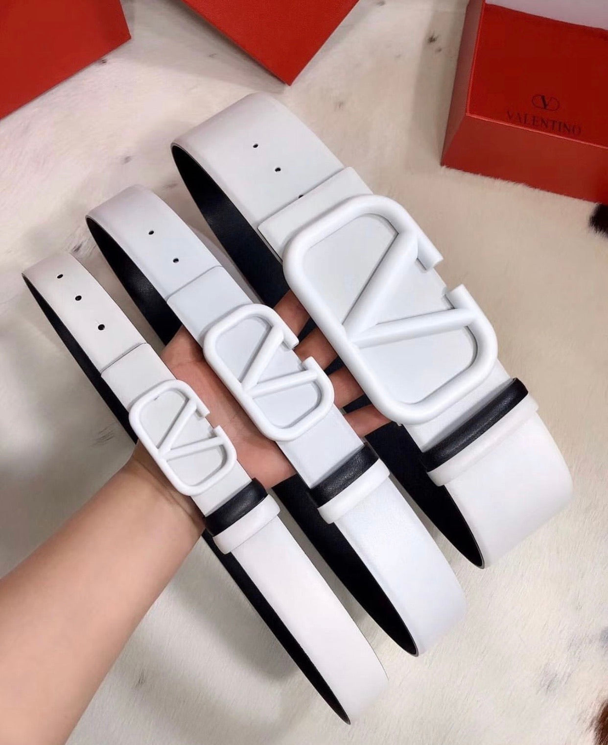 V Logo Matte
