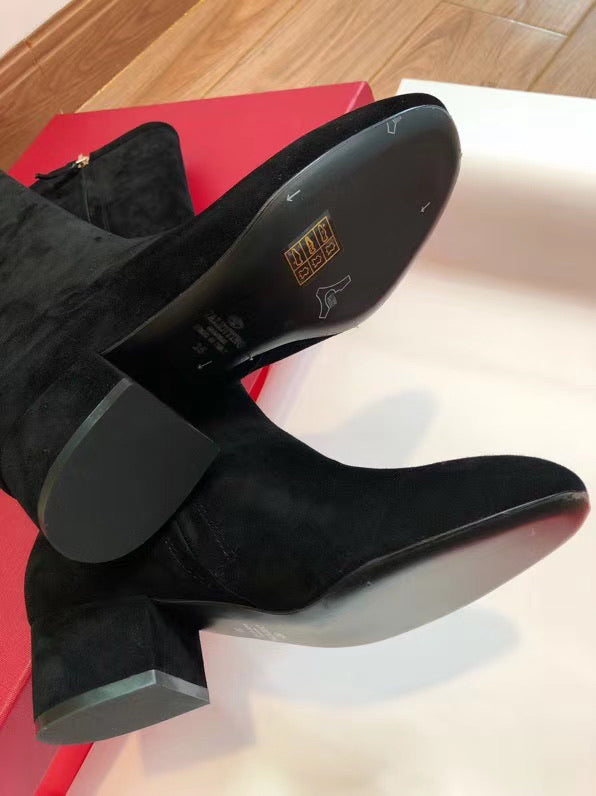 V Logo Boots