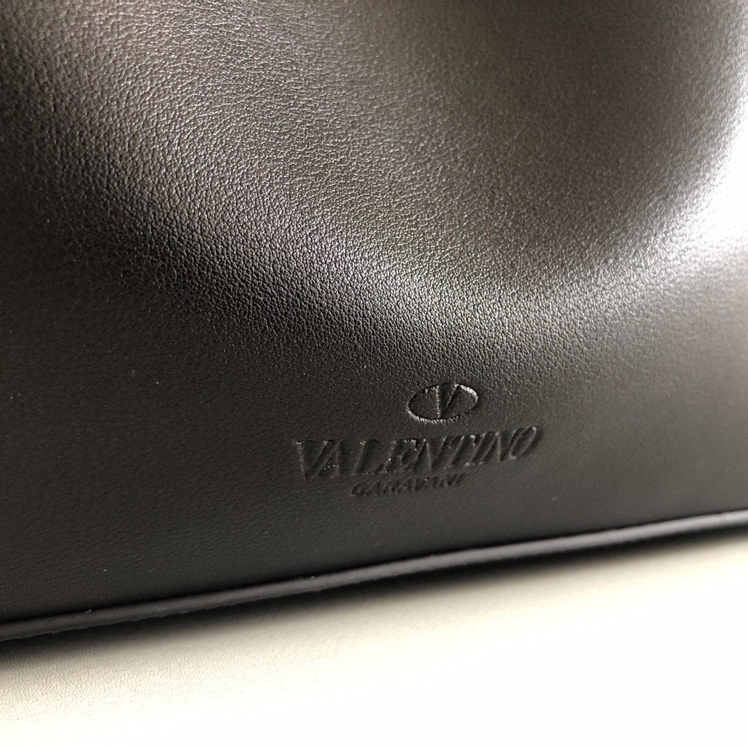 V Logo Escape Shopper
