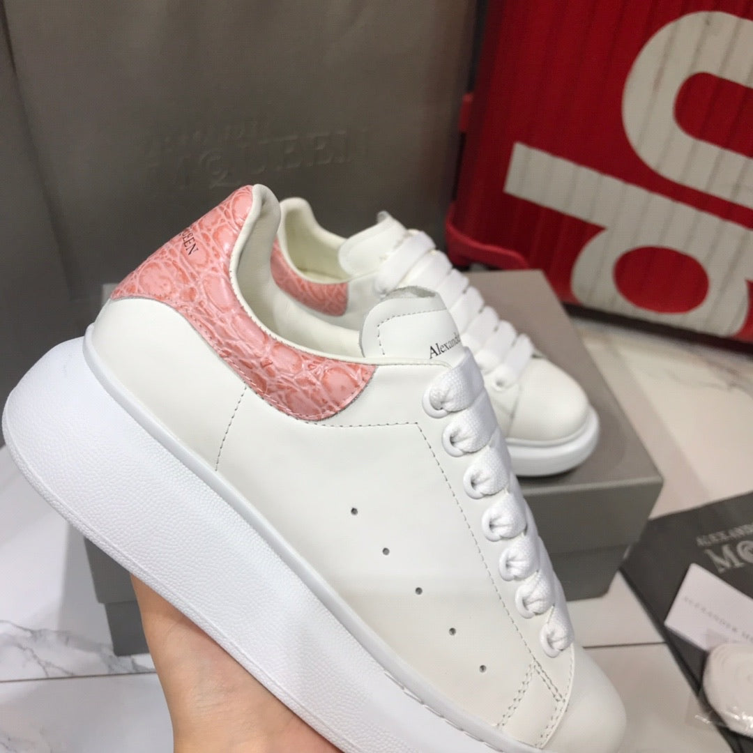 Oversized Sneaker Embossed