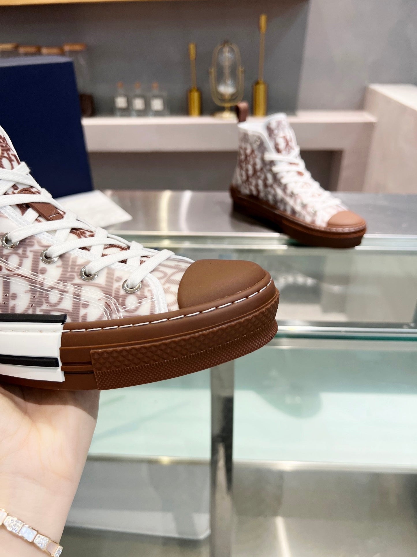 B23 Sneaker