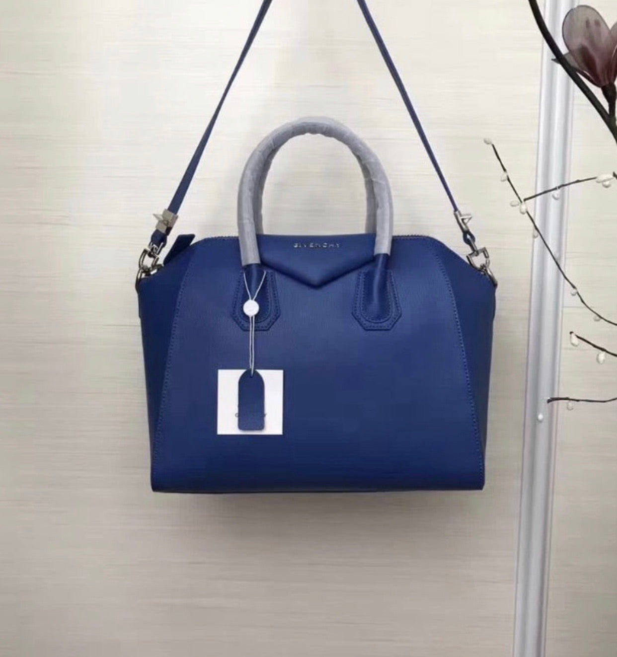 Antigona Grained Leather