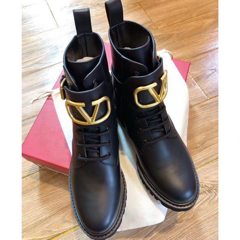 V Logo Boots