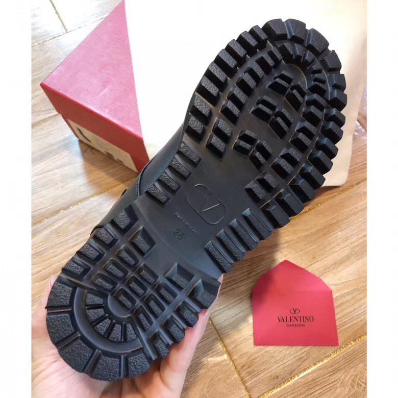 V Logo Boots