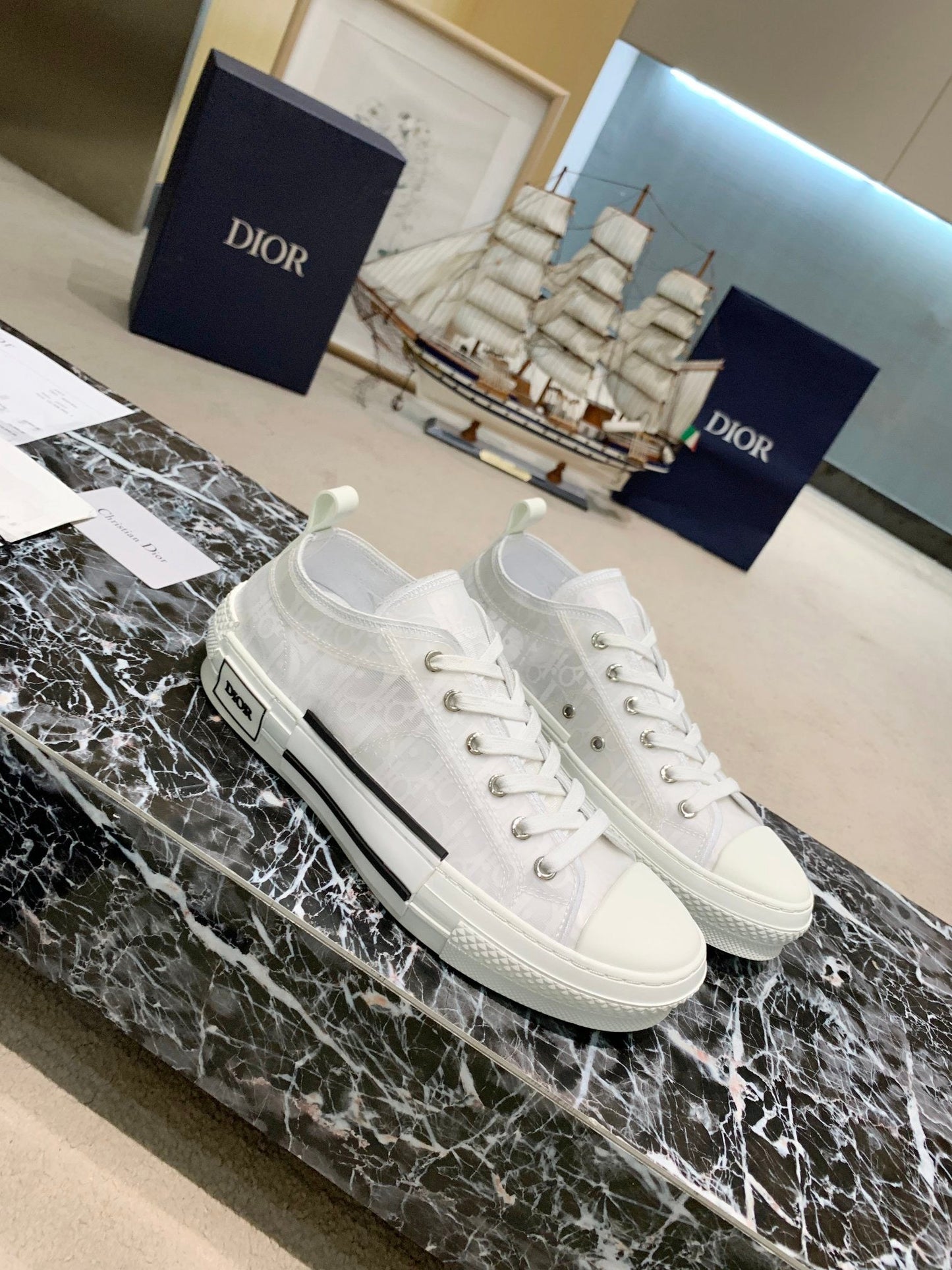 B23 Sneaker