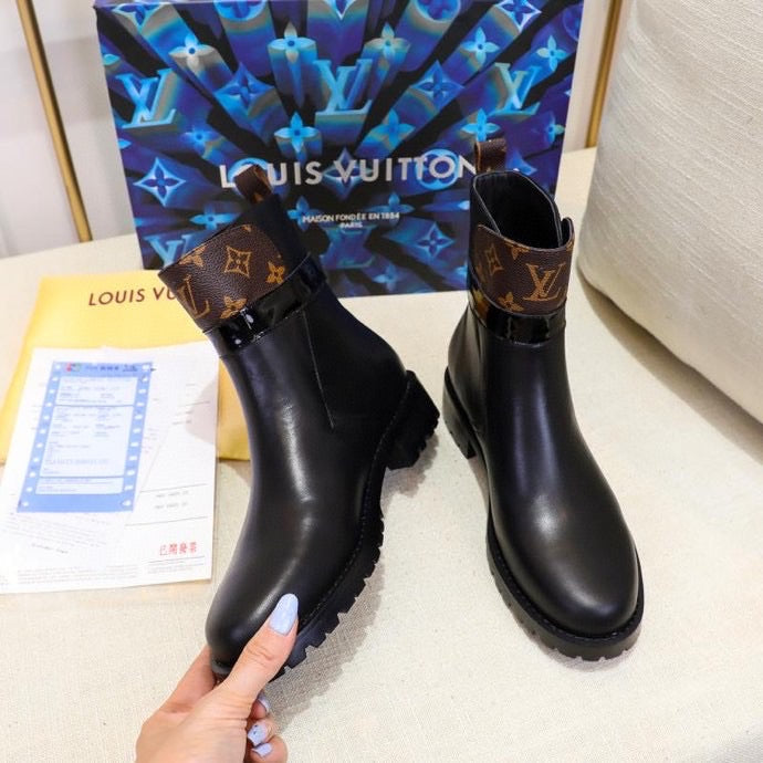 Discovery Flat Boots