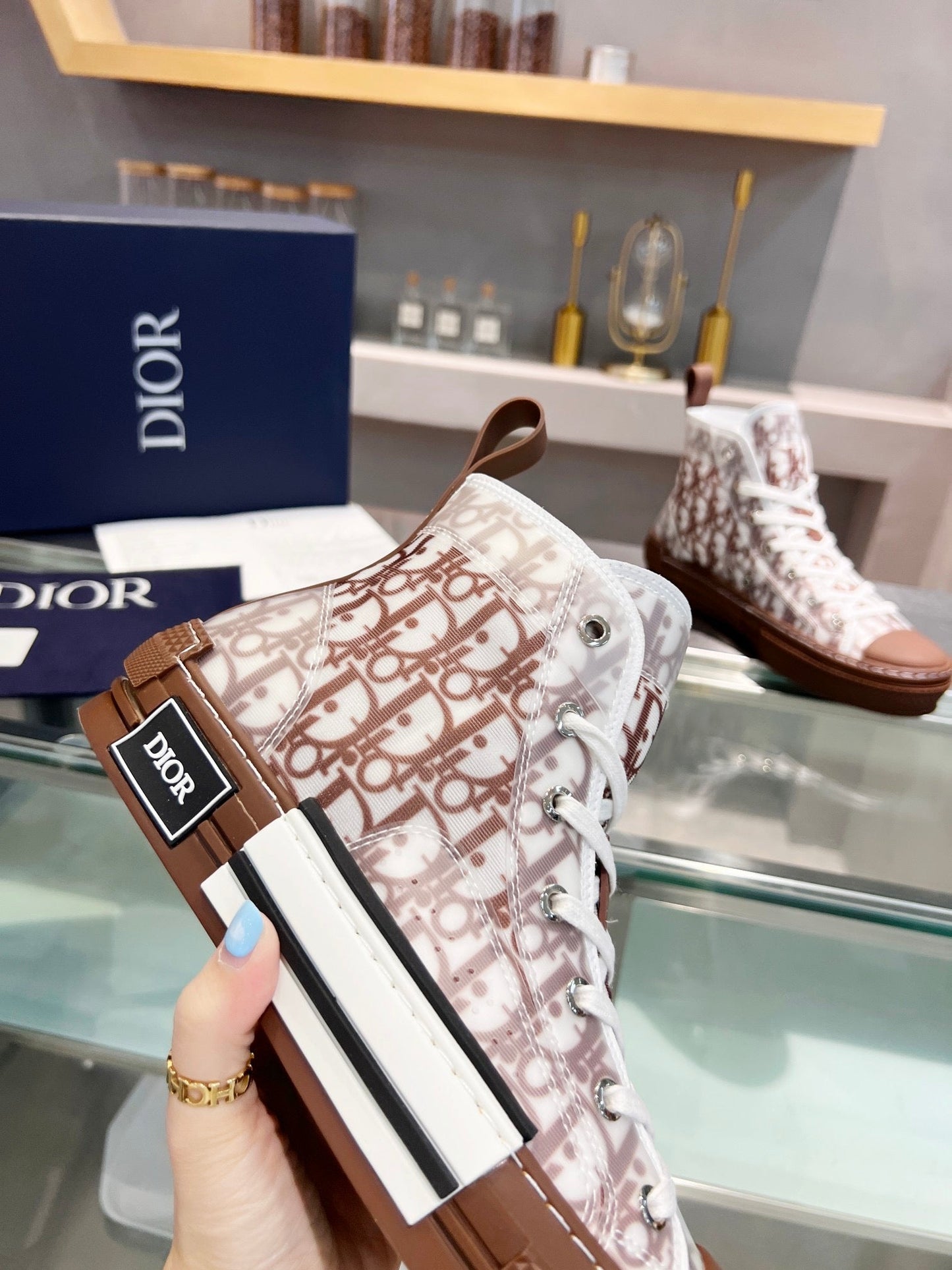 B23 Sneaker