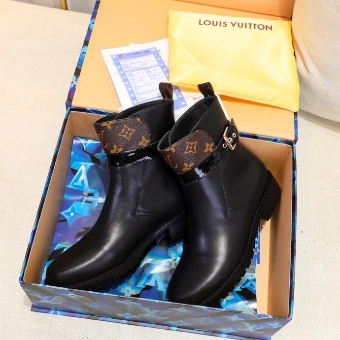 Discovery Flat Boots