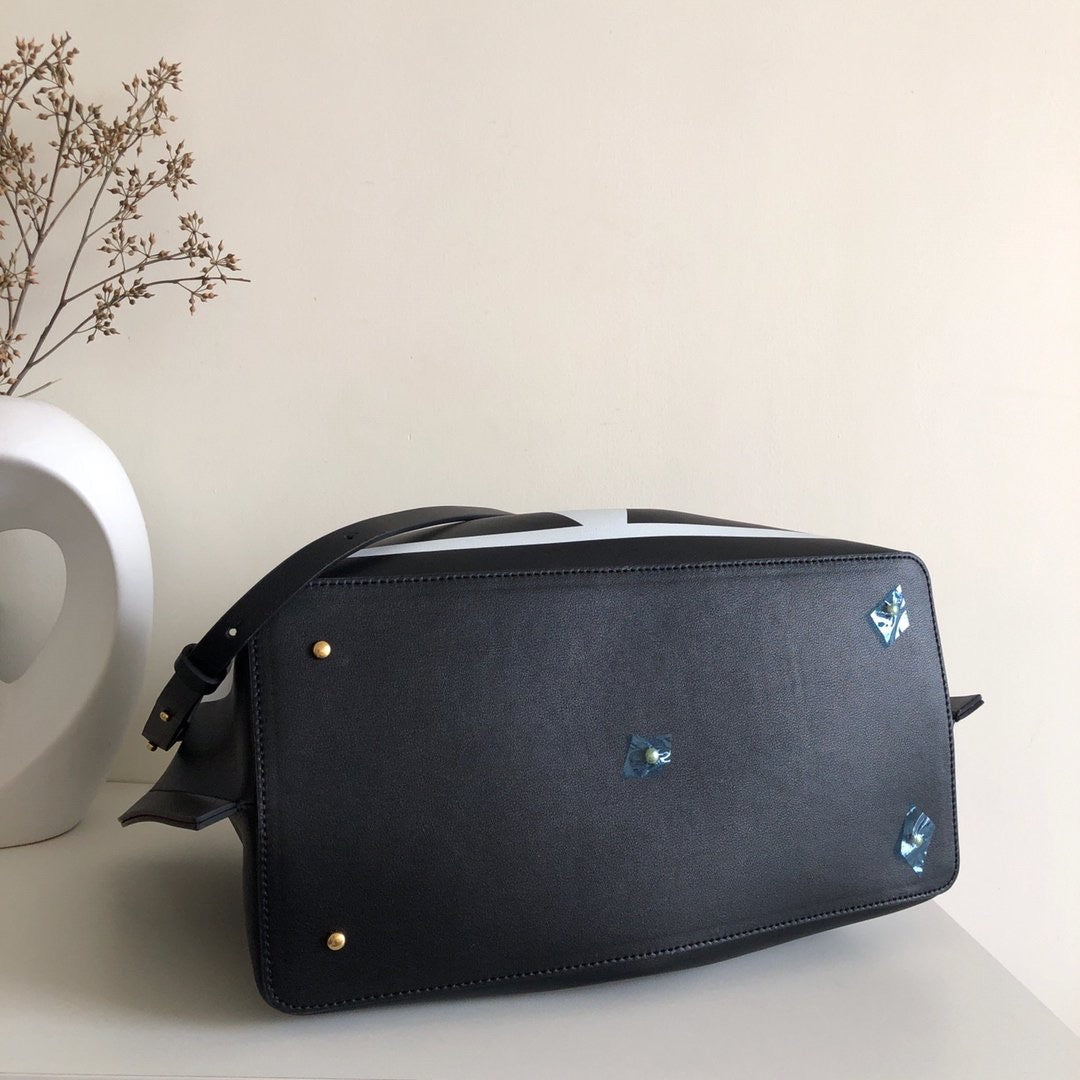 V Logo Escape Shopper