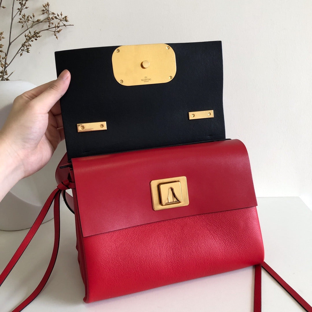 V Ring Shoulder Bag