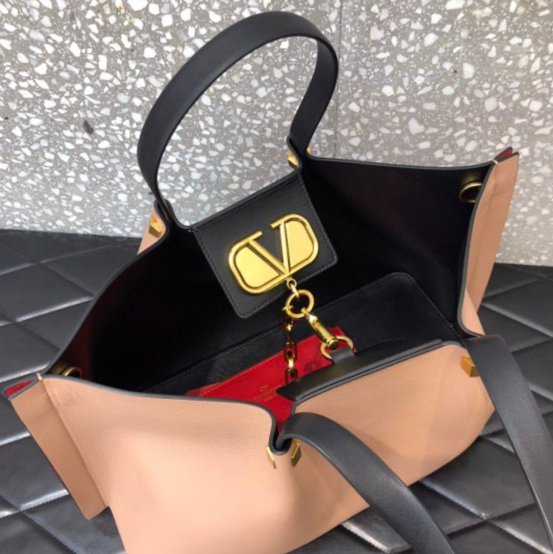 V Logo Escape Shopper