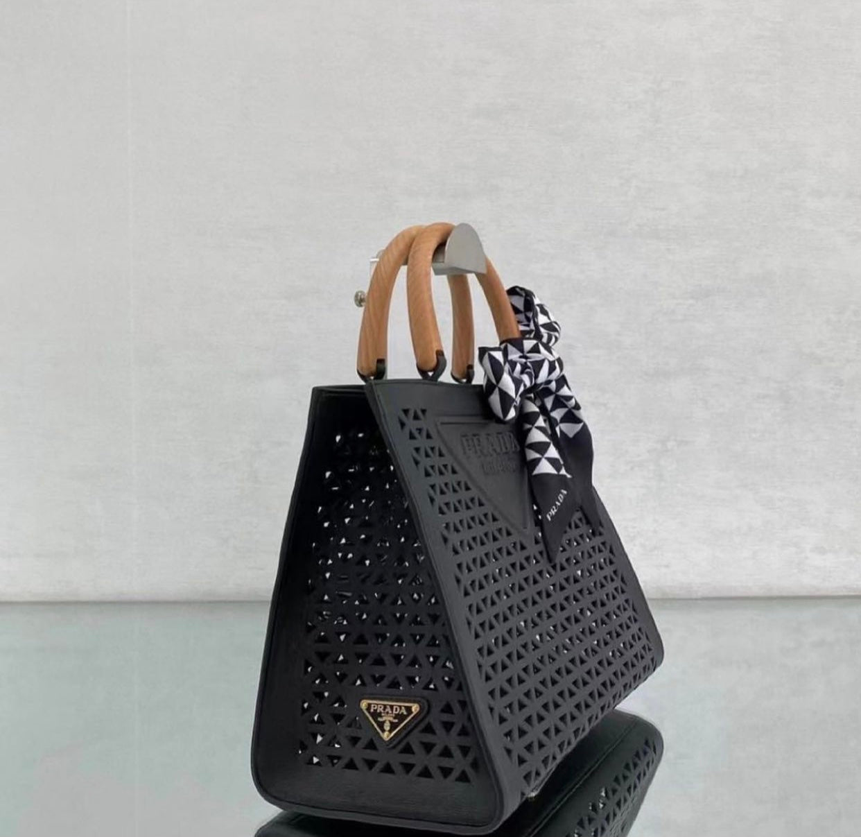Cut Out Shopper