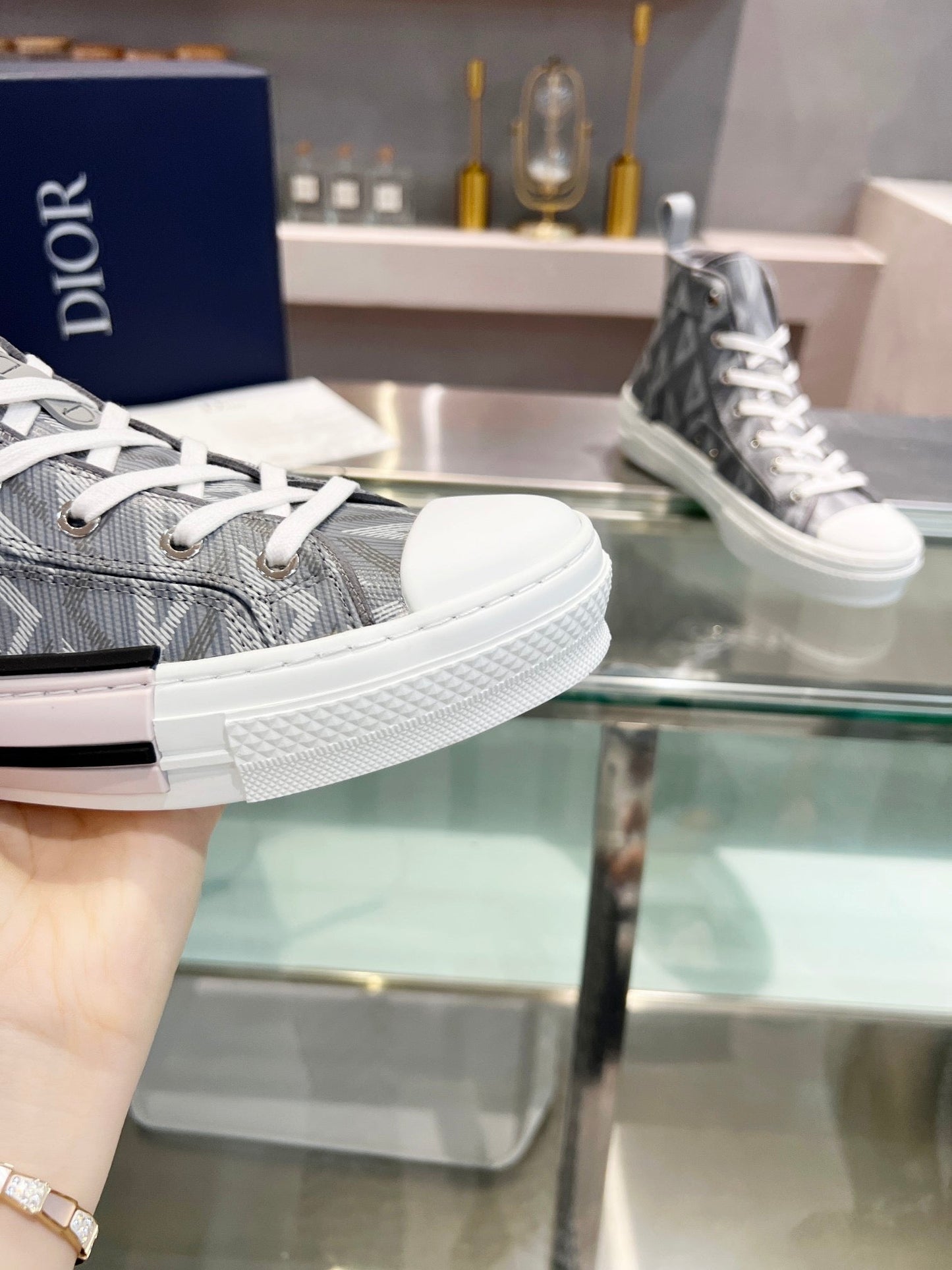 B23 Sneaker