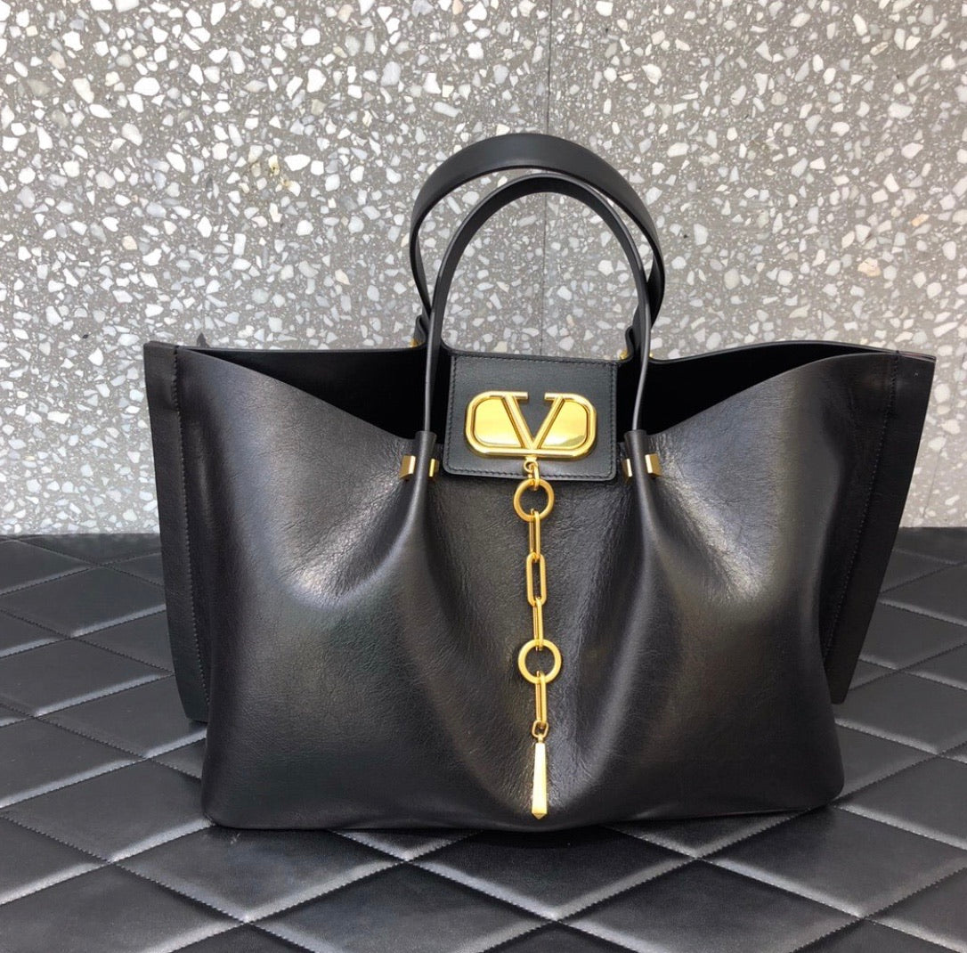 V Logo Escape Shopper