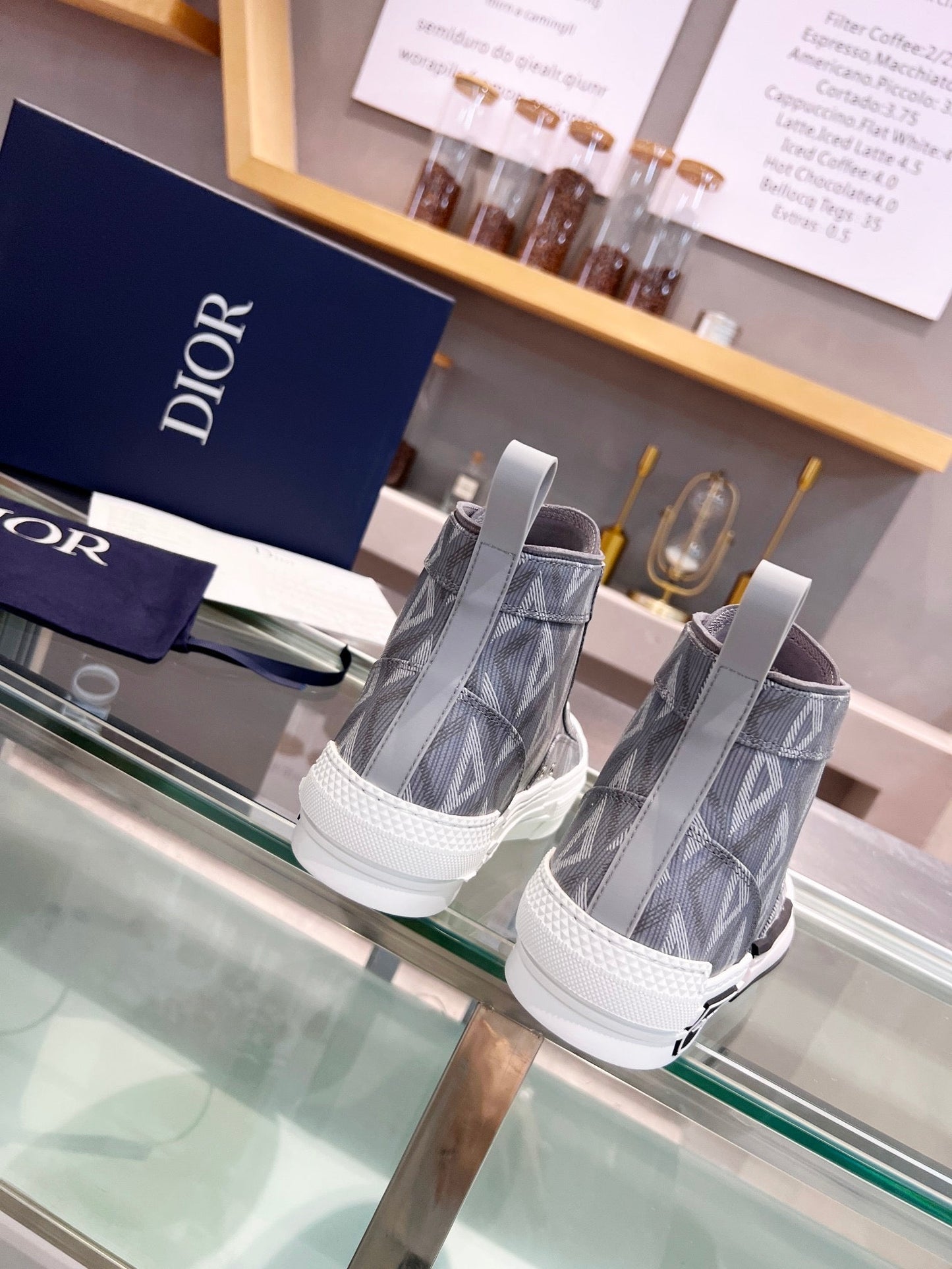 B23 Sneaker