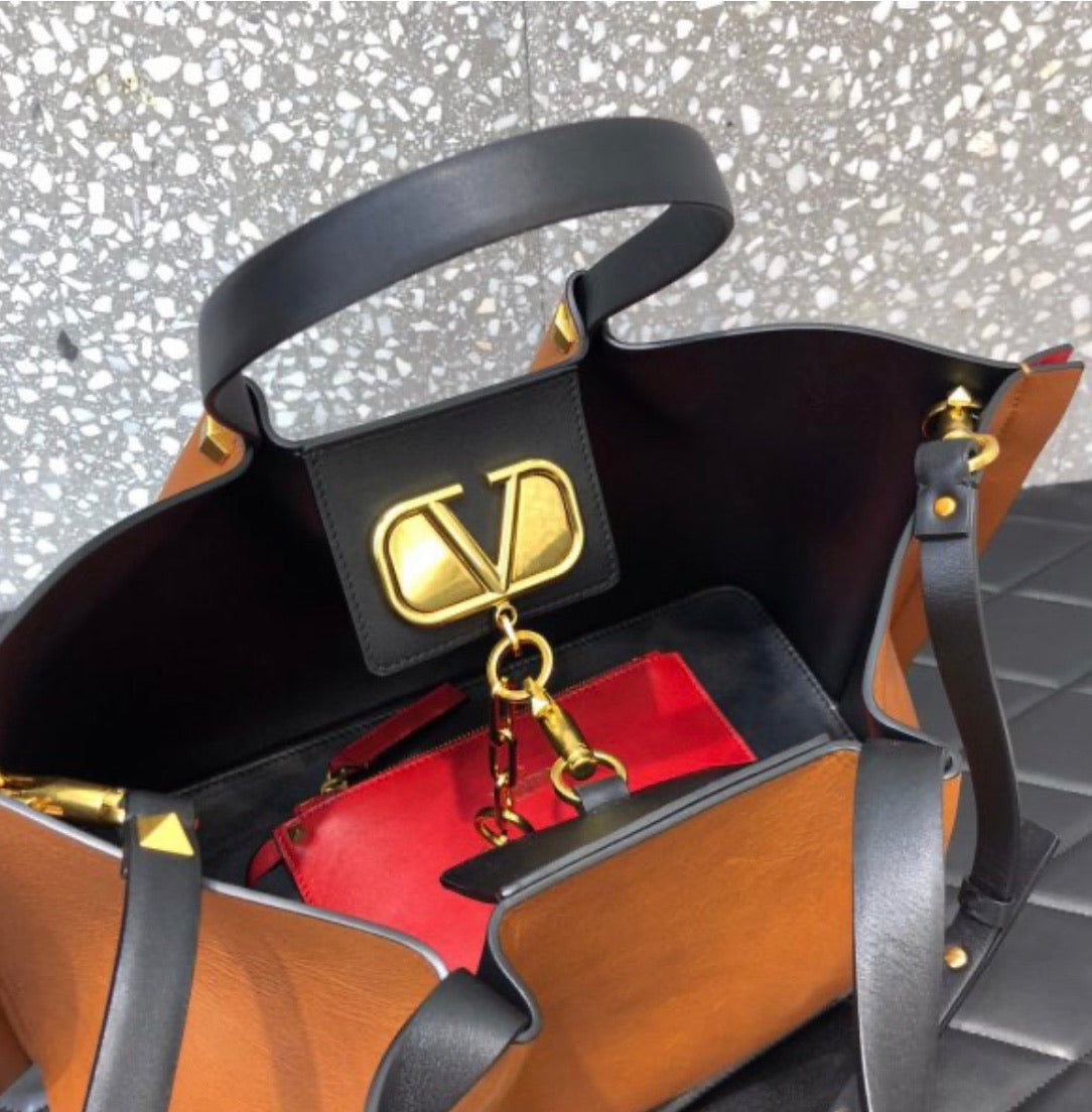 V Logo Escape Shopper