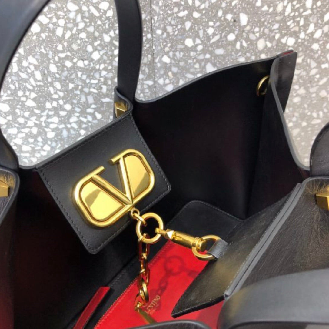 V Logo Escape Shopper