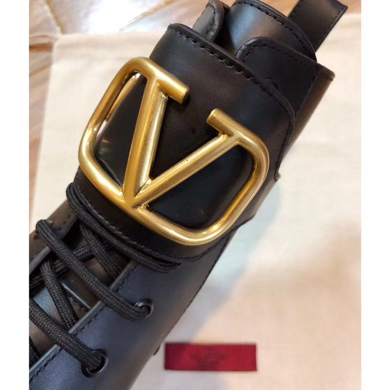 V Logo Boots