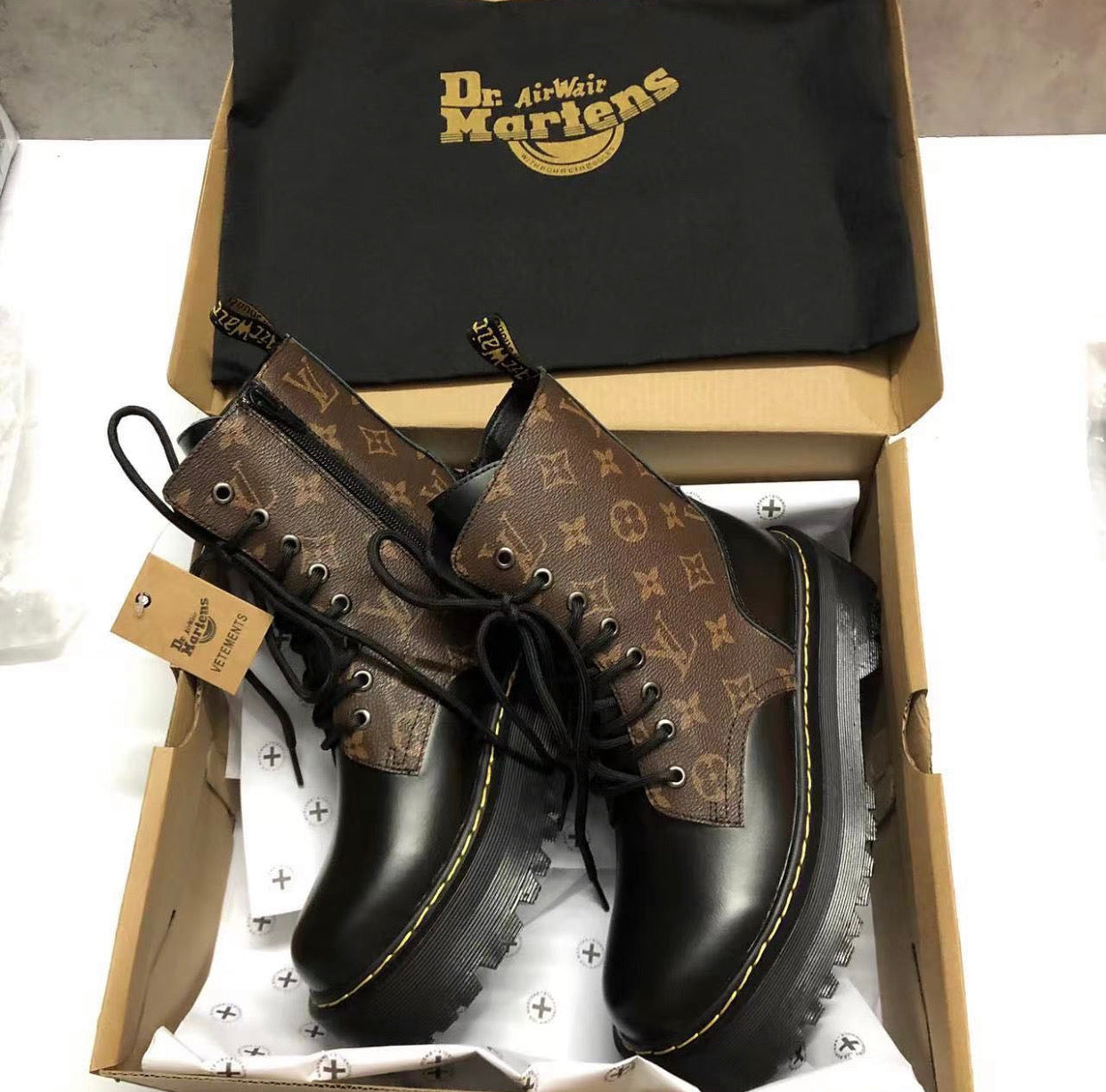 Logo Boots
