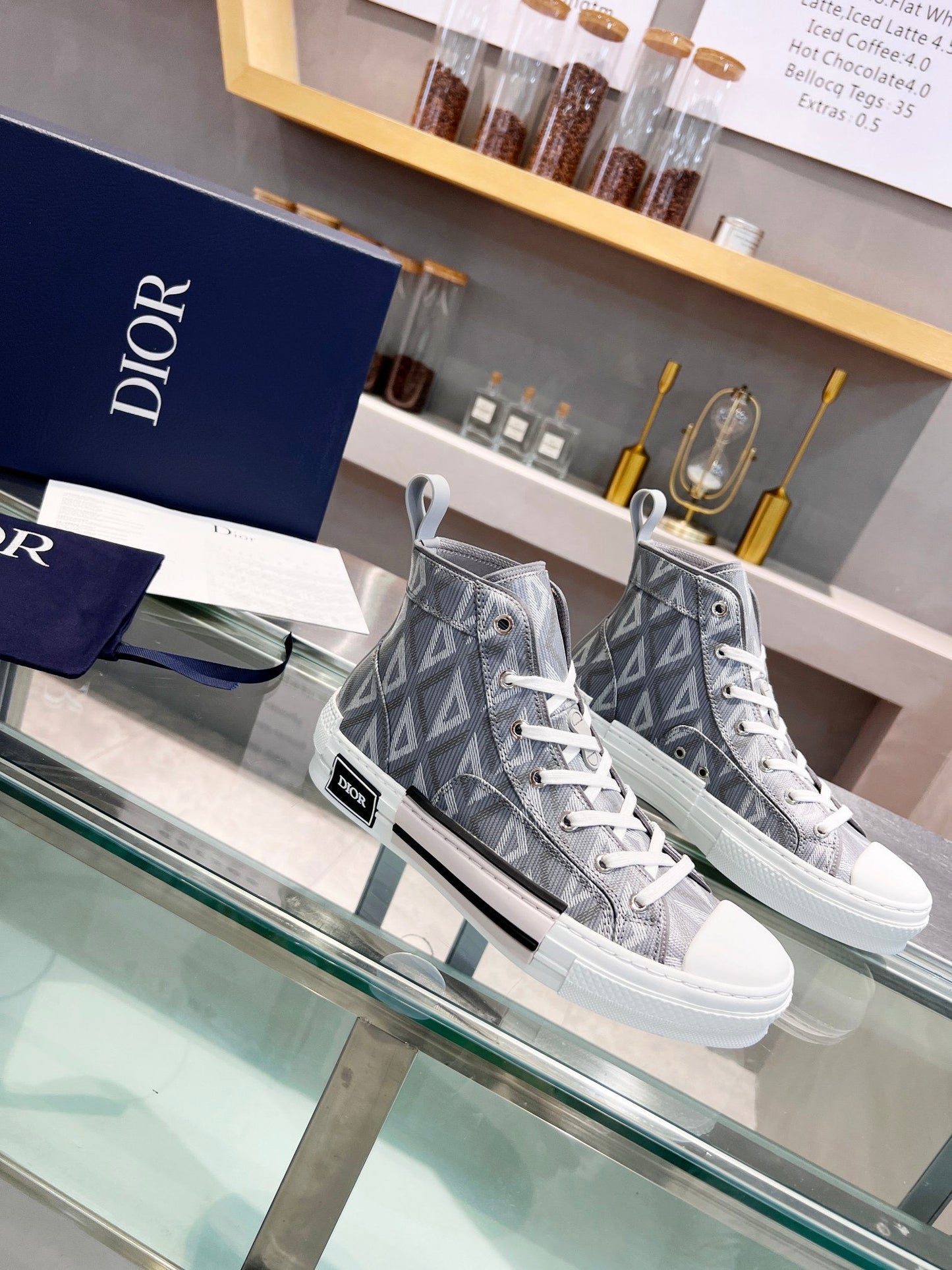 B23 Sneaker
