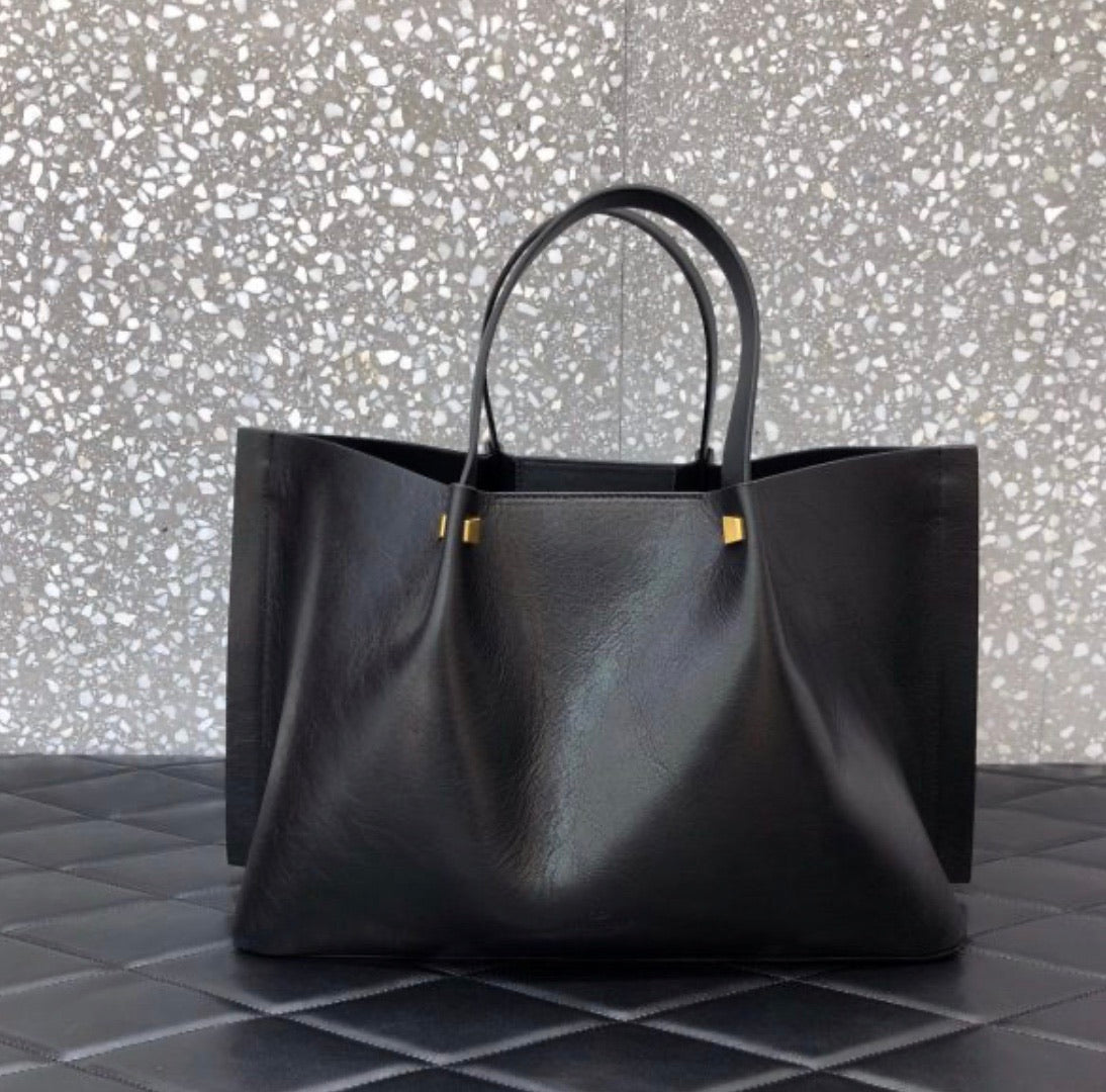 V Logo Escape Shopper