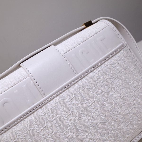 Montaigne White Oblique
