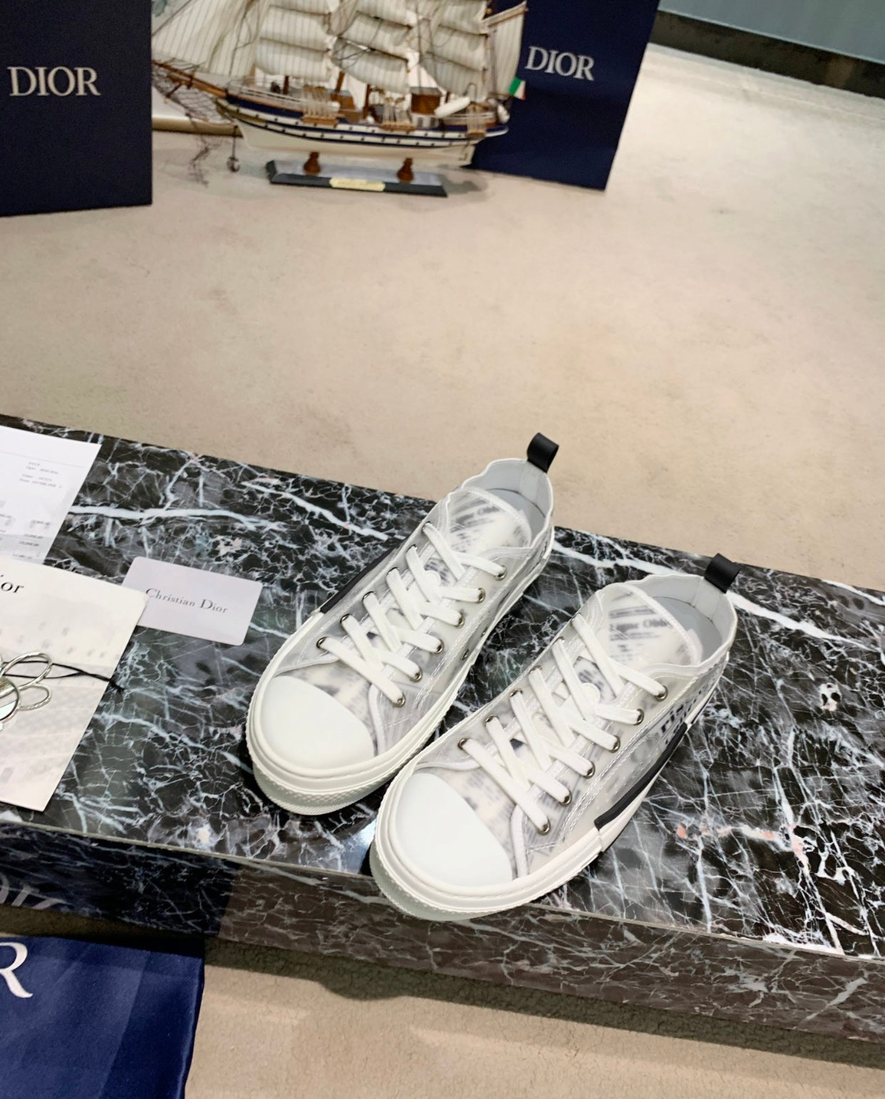 B23 Sneaker