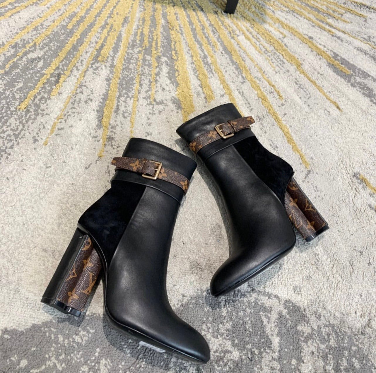 Silhouette Boots
