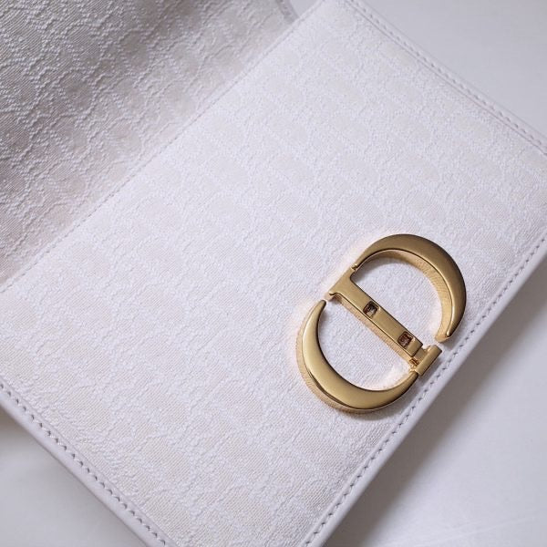 Montaigne White Oblique