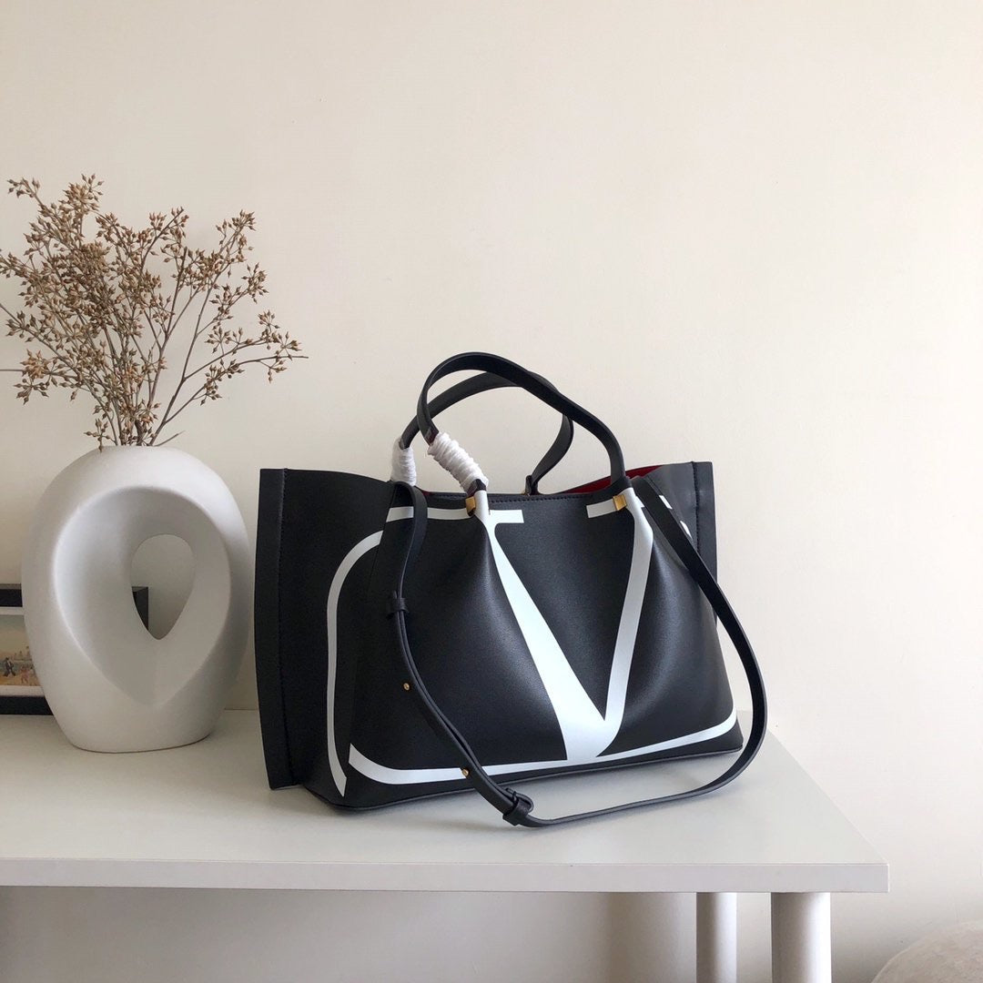 V Logo Escape Shopper