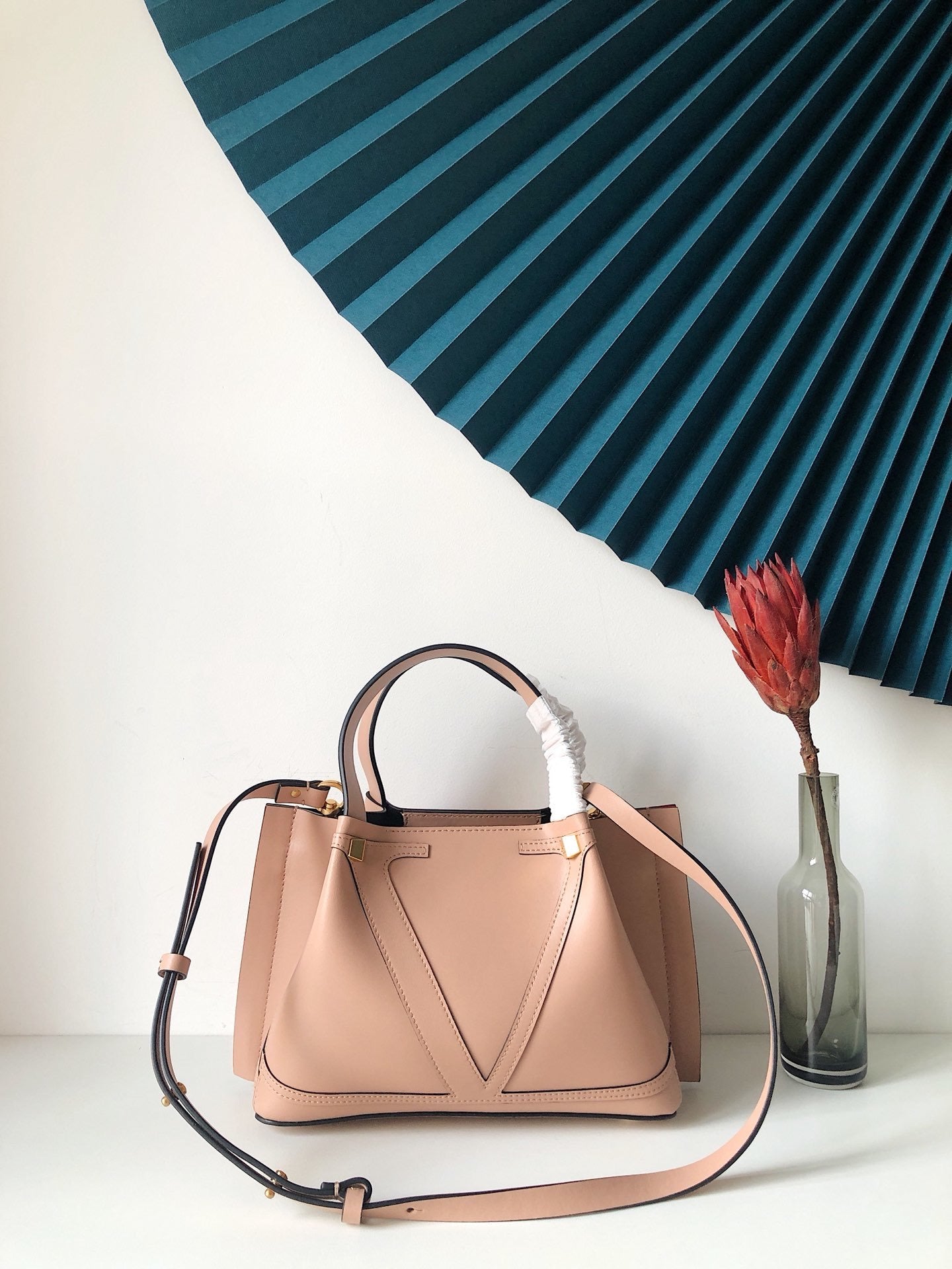 V Logo Escape Shopper