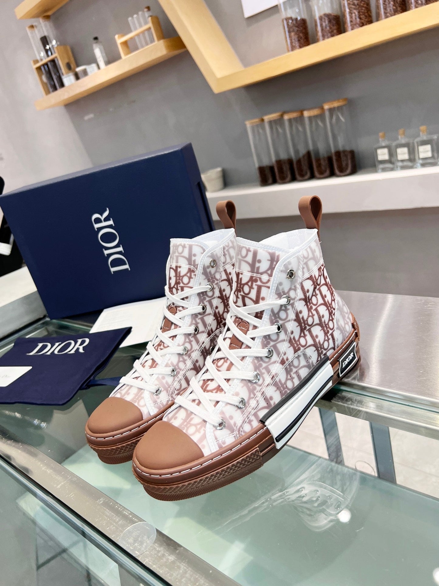 B23 Sneaker